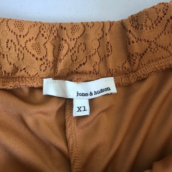 {June & Hudson} Mustard Brown Lace Shorts - Picture 3 of 7